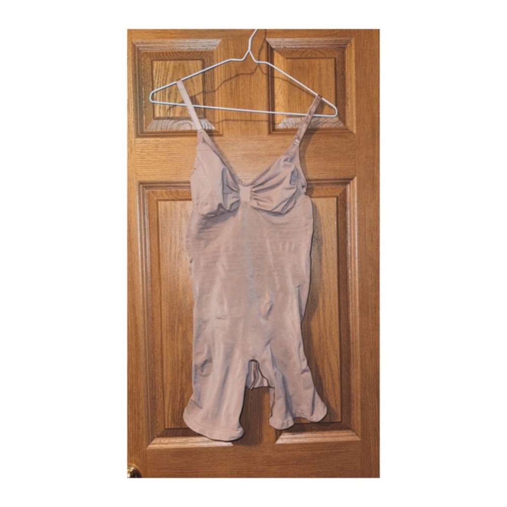 skims shapewear bodysuit READ DESCRIPTION & LOOK AT ALL PHOTOS BEFORE PURCHASING